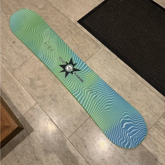 132 CM Volcom Nitro Snowboard - Picture 14 of 16